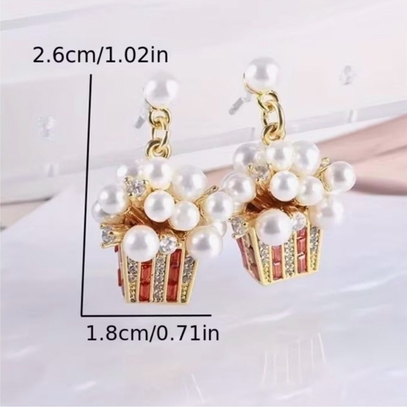 🍿 Betsey Johnson stunning pearl & crystal  super fun popcorn earrings  🍿 - Picture 2 of 3